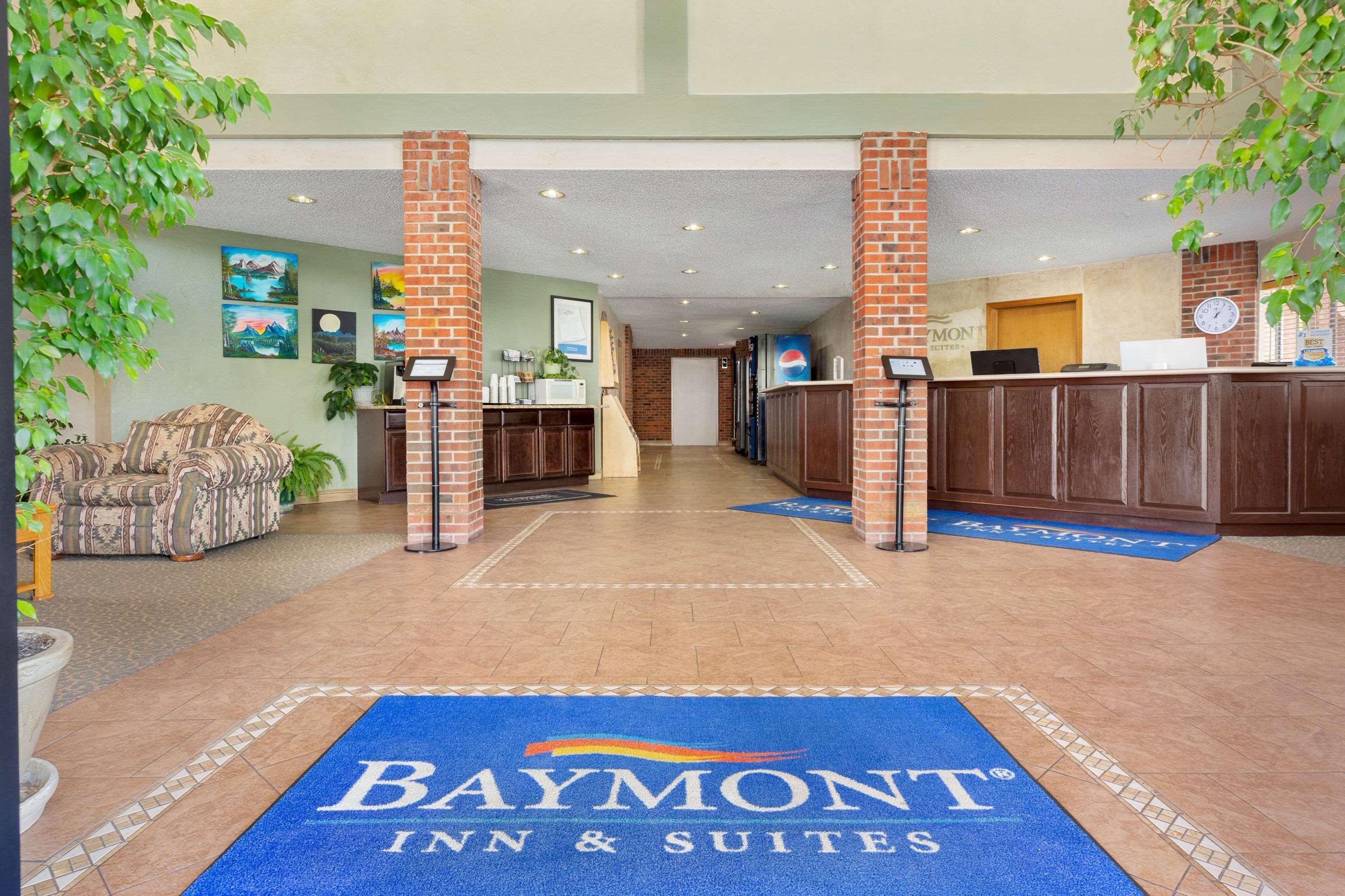 Baymont By Wyndham Кортес Экстерьер фото